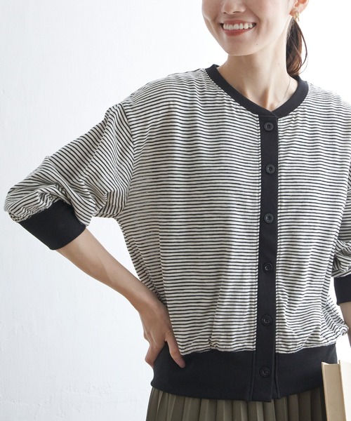 ikka（イッカ）の「シャドーボーダーカーディガン（カーディガン/ボレロ・レディース・ブラック/オフホワイト/マスタード・L/M/S）」の2枚目の写真