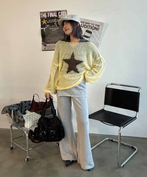 SHAGGIE（シャギー）の「スター柄シアールーズオフショルオーバーニット（ニット/セーター・レディース・ボルドー/ベージュ/グレー/ライトグレー/ピンク/イエロー・FREE）」の17枚目の写真