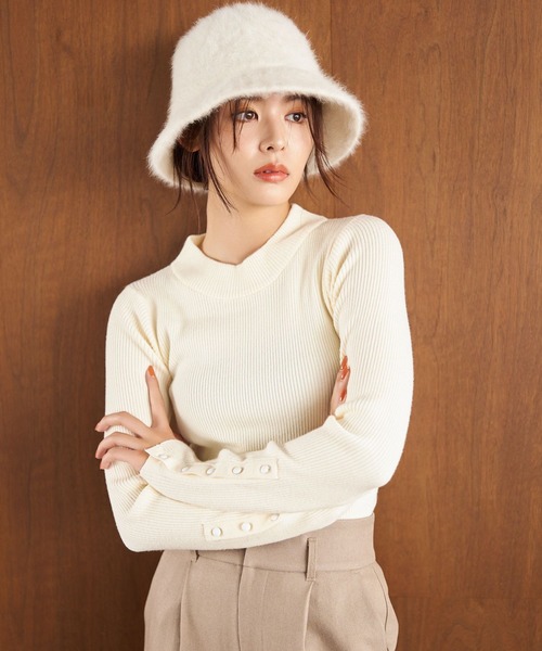 mysty woman(ミスティウーマン)の「タートルネックソデボタンプルオーバー 152811(ニット/セーター・レディース・グリーン/ブラック/オフホワイト/ブラック系その他/ブルー・FREE)」の2枚目の写真