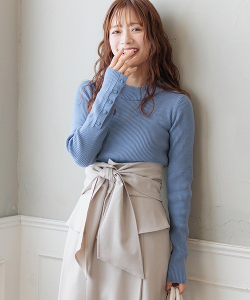 mysty woman(ミスティウーマン)の「タートルネックソデボタンプルオーバー 152811(ニット/セーター・レディース・グリーン/ブラック/オフホワイト/ブラック系その他/ブルー・FREE)」の5枚目の写真