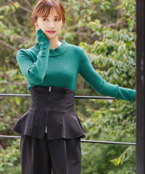 mysty woman(ミスティウーマン)の「タートルネックソデボタンプルオーバー 152811(ニット/セーター・レディース・グリーン/ブラック/オフホワイト/ブラック系その他/ブルー・FREE)」の1枚目の写真