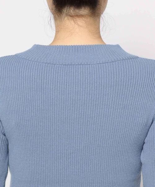 mysty woman(ミスティウーマン)の「タートルネックソデボタンプルオーバー 152811(ニット/セーター・レディース・グリーン/ブラック/オフホワイト/ブラック系その他/ブルー・FREE)」の6枚目の写真