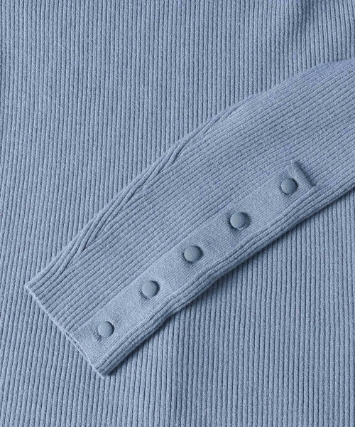 mysty woman(ミスティウーマン)の「タートルネックソデボタンプルオーバー 152811(ニット/セーター・レディース・グリーン/ブラック/オフホワイト/ブラック系その他/ブルー・FREE)」の11枚目の写真