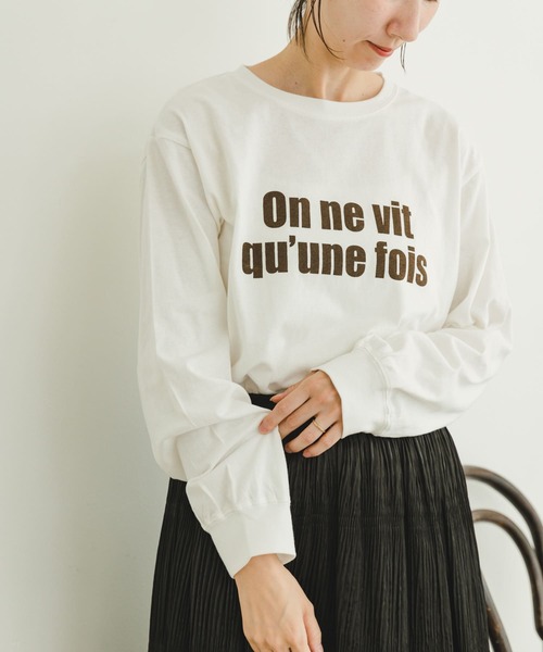 ITEMS URBANRESEARCH(アイテムズ アーバンリサーチ)の「ロゴロングTシャツ(Tシャツ/カットソー・レディース・ライトグレー/ライトベージュ/オフホワイト/チャコールグレー・FREE)」の2枚目の写真