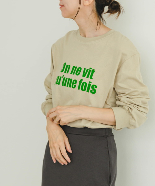 ITEMS URBANRESEARCH(アイテムズ アーバンリサーチ)の「ロゴロングTシャツ(Tシャツ/カットソー・レディース・ライトグレー/ライトベージュ/オフホワイト/チャコールグレー・FREE)」の4枚目の写真