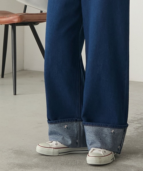BONLECILL（ボンルシール）の「フラワー刺繍ロールアップハイウエストデニムパンツ（デニムパンツ・レディース・ネイビー/ブラック/ブルー・S/L/M）」の3枚目の写真