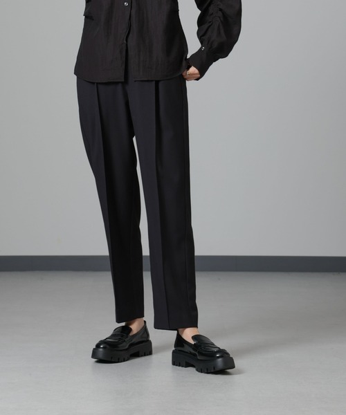 NANO universe（ナノユニバース）の「ウラキモウ ピンタックイージーテーパードパンツ（その他パンツ・レディース・グレー系その他4/カーキ/ブラック・XS/M/S）」の2枚目の写真