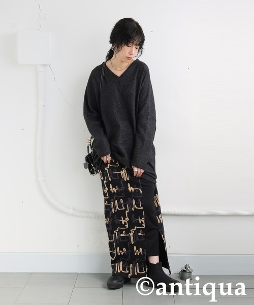 antiqua(アンティカ)の「Vネックニット(ニット/セーター・レディース・ダークグレー/グレー・ONESIZE)」の4枚目の写真