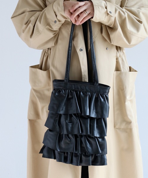 cepo(セポ)の「フェイクレザーフリルトートバッグ(トートバッグ・レディース・ブラック/シルバー・FREE)」の2枚目の写真