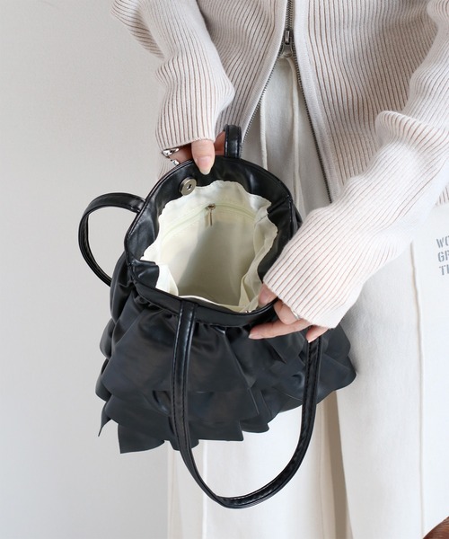 cepo(セポ)の「フェイクレザーフリルトートバッグ(トートバッグ・レディース・ブラック/シルバー・FREE)」の8枚目の写真