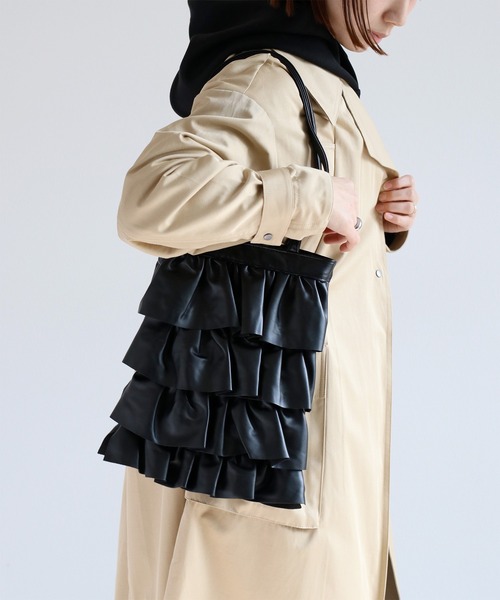 cepo(セポ)の「フェイクレザーフリルトートバッグ(トートバッグ・レディース・ブラック/シルバー・FREE)」の5枚目の写真