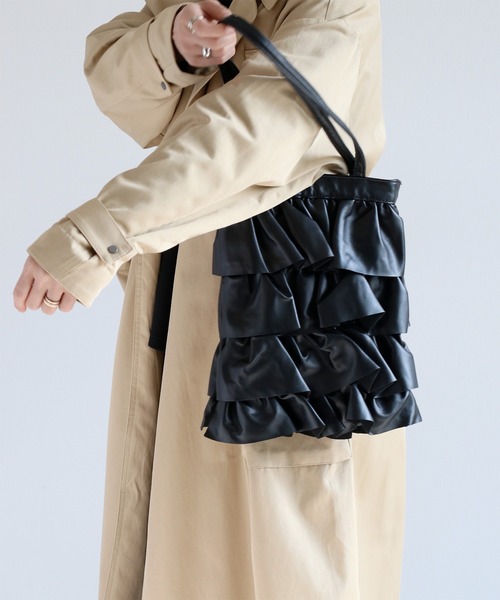 cepo(セポ)の「フェイクレザーフリルトートバッグ(トートバッグ・レディース・ブラック/シルバー・FREE)」の6枚目の写真