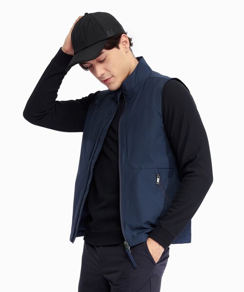 AIGLE（エーグル）の「GORE-TEX ゴアテックスウインドストッパー(R) 防風 撥水 透湿 スリーブレスベスト（ベスト・メンズ・オフホワイト/ダークブルー・L/S/M）」の3枚目の写真