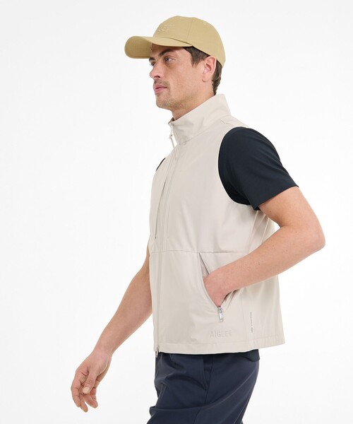 AIGLE（エーグル）の「GORE-TEX ゴアテックスウインドストッパー(R) 防風 撥水 透湿 スリーブレスベスト（ベスト・メンズ・オフホワイト/ダークブルー・L/S/M）」の9枚目の写真