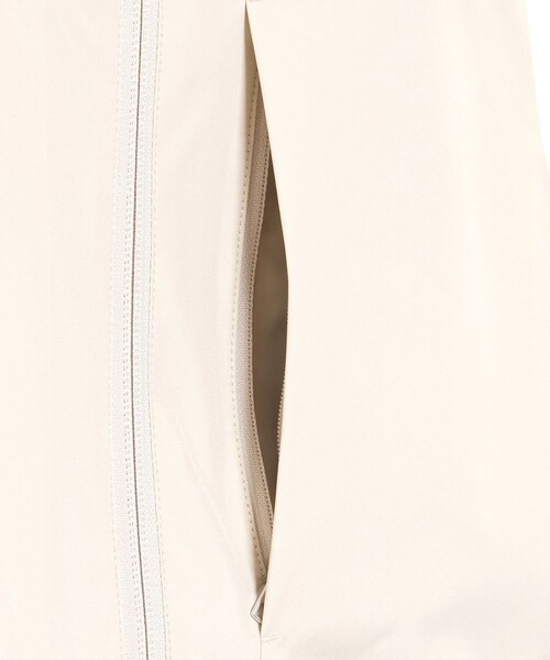 AIGLE（エーグル）の「GORE-TEX ゴアテックスウインドストッパー(R) 防風 撥水 透湿 スリーブレスベスト（ベスト・メンズ・オフホワイト/ダークブルー・L/S/M）」の17枚目の写真