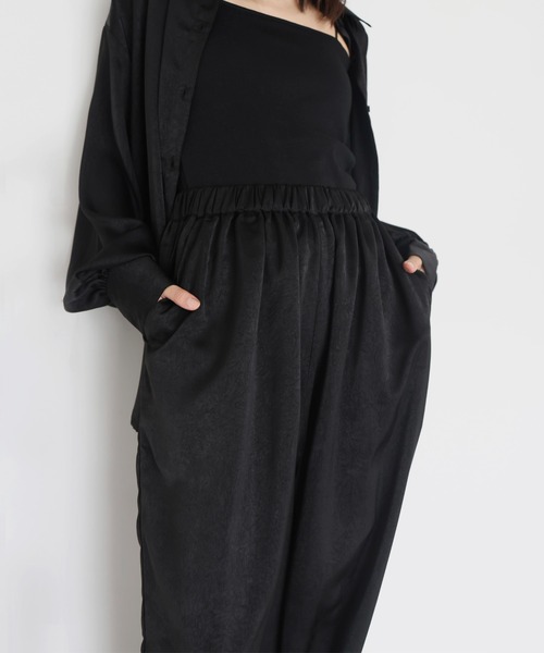 hellam(へラム)の「サテンコクーンパンツ(その他パンツ・レディース・アイボリー/ブラック/グレー/グリーン・FREE)」の13枚目の写真