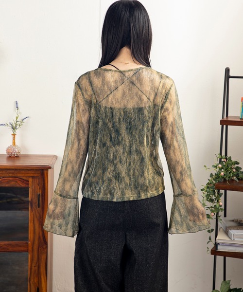 MILLION CARATS（ミリオンカラッツ）の「華やかさを纏う！大人の余裕を感じるシアー×ラメのニュアンストップス（シャツ/ブラウス・レディース・ブラック/グリーン/ブラウン/ベージュ・FREE）」の14枚目の写真