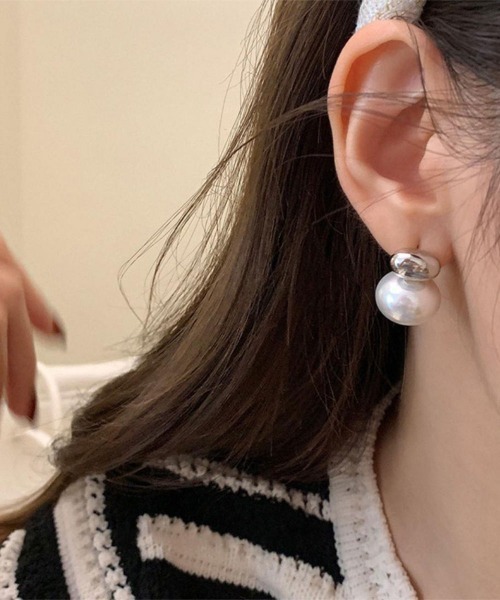 Forcement（フォースメント）の「ダブルエッグパールデザインピアス（ピアス（両耳用）・レディース・シルバー/ゴールド・ONESIZE）」の4枚目の写真