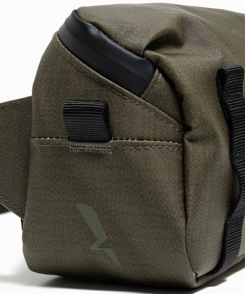 AIGLE（エーグル）の「撥水 耐水コーティングナイロン バムバッグ ボディバッグ ショルダーバッグ（ボディバッグ/ウエストポーチ・レディース・モスグリーン/ブラック・FREE）」の8枚目の写真