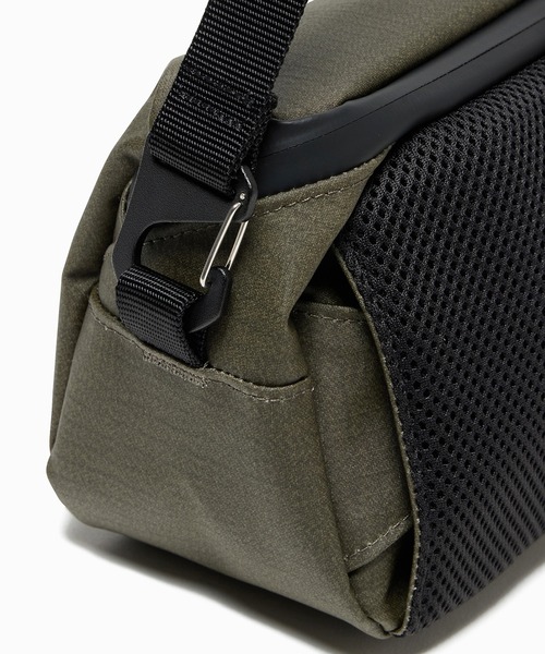 AIGLE（エーグル）の「撥水 耐水コーティングナイロン バムバッグ ボディバッグ ショルダーバッグ（ボディバッグ/ウエストポーチ・レディース・モスグリーン/ブラック・FREE）」の9枚目の写真