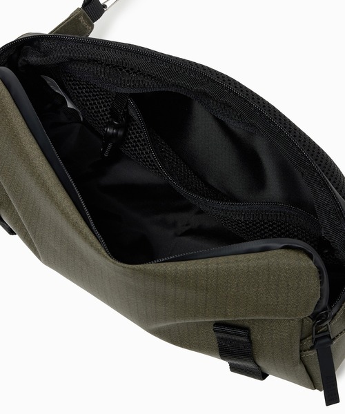 AIGLE（エーグル）の「撥水 耐水コーティングナイロン バムバッグ ボディバッグ ショルダーバッグ（ボディバッグ/ウエストポーチ・レディース・モスグリーン/ブラック・FREE）」の10枚目の写真