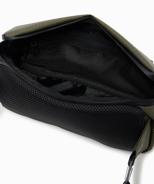 AIGLE（エーグル）の「撥水 耐水コーティングナイロン バムバッグ ボディバッグ ショルダーバッグ（ボディバッグ/ウエストポーチ・レディース・モスグリーン/ブラック・FREE）」の3枚目の写真
