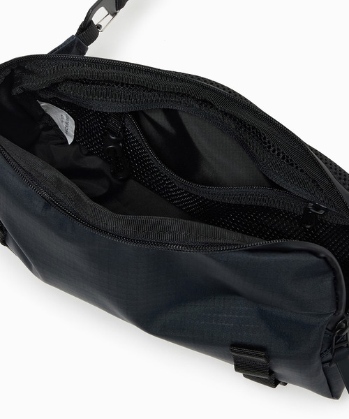 AIGLE（エーグル）の「撥水 耐水コーティングナイロン バムバッグ ボディバッグ ショルダーバッグ（ボディバッグ/ウエストポーチ・レディース・モスグリーン/ブラック・FREE）」の14枚目の写真