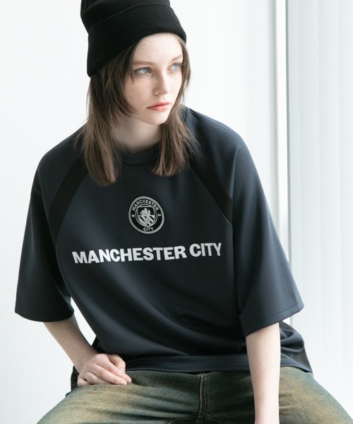 CORPUS　SELECT（コーパストーキョー）の「【Manchester City/マンチェスターシティー】ロゴワッペン ショートスリーブ ゲームデザインTシャツ（Tシャツ/カットソー・メンズ・ネイビー/ブラック/ホワイト/チャコールグレー・L/M）」の3枚目の写真