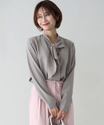 Ehre style（エーレスタイル）の「女性らしい軽やかボウタイお仕事コーデ7選（シャツ/ブラウス）」