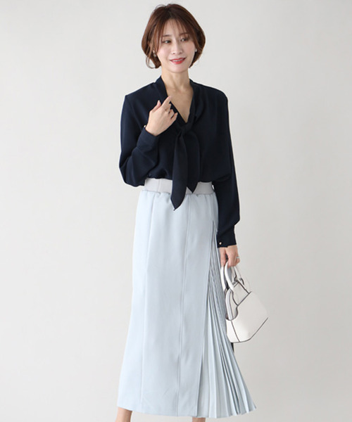 Ehre style（エーレスタイル）の「女性らしい軽やかボウタイお仕事コーデ7選（シャツ/ブラウス・レディース・グレー/ネイビー/ホワイト・FREE）」の6枚目の写真