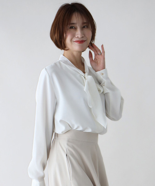 Ehre style（エーレスタイル）の「女性らしい軽やかボウタイお仕事コーデ7選（シャツ/ブラウス・レディース・グレー/ネイビー/ホワイト・FREE）」の8枚目の写真