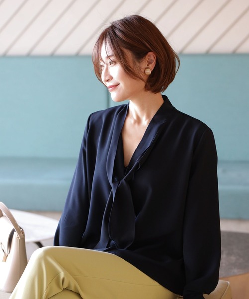 Ehre style（エーレスタイル）の「女性らしい軽やかボウタイお仕事コーデ7選（シャツ/ブラウス・レディース・グレー/ネイビー/ホワイト・FREE）」の20枚目の写真