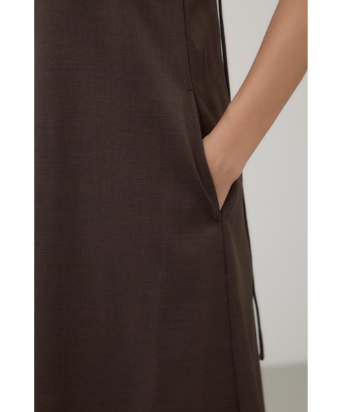 crie conforto（クリーコンフォルト）の「バックオープンベルトキャミワンピース（ワンピース・レディース・ブラウン/チャコールグレー・FREE）」の14枚目の写真