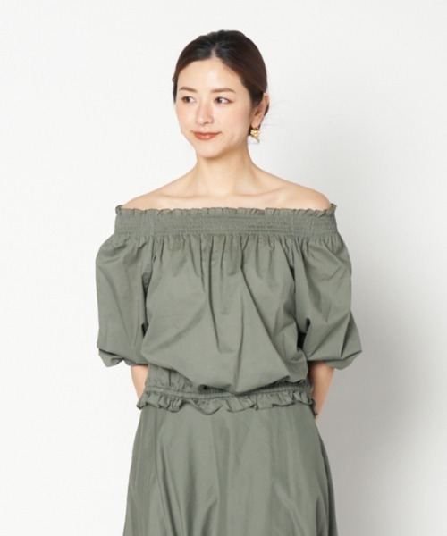 HELIOPOLE（エリオポール）の「COTTON LAWN OFF SHOULDER BLOUSE（シャツ/ブラウス・レディース・カーキ/ネイビー・38）」の2枚目の写真
