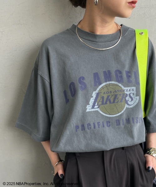 OFF THE COURT by NBA（オフザコートバイエヌビーエー）の「[OFF THE COURT by NBA/オフ・ザ・コート バイ NBA] 別注 プリントＴシャツ（Tシャツ/カットソー・レディース・I/B/G/A/H/E/F/C/D・S/M/L/XL）」の2枚目の写真