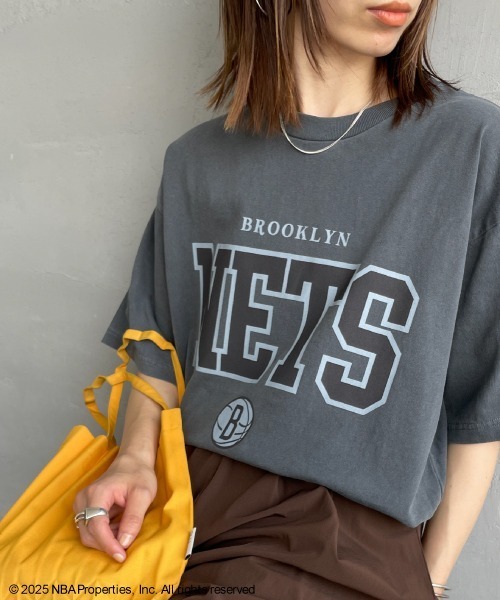 OFF THE COURT by NBA（オフザコートバイエヌビーエー）の「[OFF THE COURT by NBA/オフ・ザ・コート バイ NBA] 別注 プリントＴシャツ（Tシャツ/カットソー・レディース・I/B/G/A/H/E/F/C/D・S/M/L/XL）」の4枚目の写真