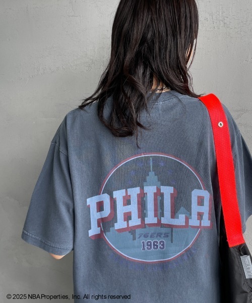 OFF THE COURT by NBA（オフザコートバイエヌビーエー）の「[OFF THE COURT by NBA/オフ・ザ・コート バイ NBA] 別注 プリントＴシャツ（Tシャツ/カットソー・レディース・I/B/G/A/H/E/F/C/D・S/M/L/XL）」の7枚目の写真