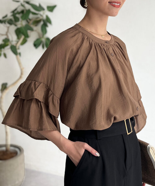 Chez toi(シェトワ)の「【体型カバー】【紫外線&冷房対策】袖フレア2WAYブラウス(シャツ/ブラウス・レディース・ホワイト/ブラウン/グリーン/ブラック・FREE)」の3枚目の写真