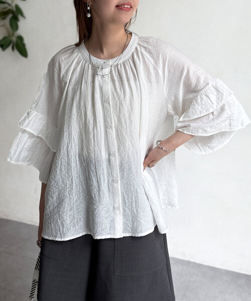 Chez toi(シェトワ)の「【体型カバー】【紫外線&冷房対策】袖フレア2WAYブラウス(シャツ/ブラウス・レディース・ホワイト/ブラウン/グリーン/ブラック・FREE)」の1枚目の写真