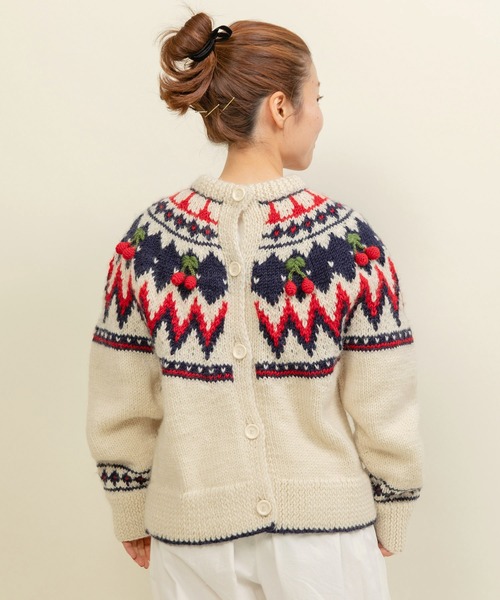CHILD WOMAN（チャイルドウーマン）の「ネパールハンドニット 求心さくらんぼ刺繍カーディガン（カーディガン/ボレロ・レディース・ブラック/アイボリー・FREE）」の5枚目の写真
