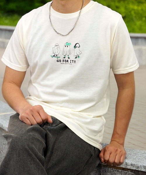 Burner（バーナー）の「【GROOVY STORE】 フロントプリントTシャツ UVカット COOL＆DRY（Tシャツ/カットソー・メンズ・グレイッシュベージュ/ライトブラック/グレイッシュブルー/スミクロ/ライトベージュ/ライトイエロー/ライトグリーン/インディゴブルー/ミント/サーモンピンク/ブラック系その他2/ホワイト系その他4/ホワイト系その他5/ブラック系その他3/ブラック系その他4/ホワイト系その他3/ホワイト系その他2/オフホワイト/イエロー/ピンク/サックスブルー/ネイビー/ブラック/ホワイト・M/L/LL）」の4枚目の写真