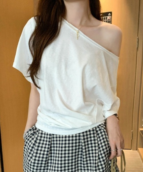 deux amour(ドゥーザムール)の「ラグランスリーブワンショルダーTシャツ(Tシャツ/カットソー・レディース・グレー/ブラック/ホワイト/ブルー・FREE)」の2枚目の写真