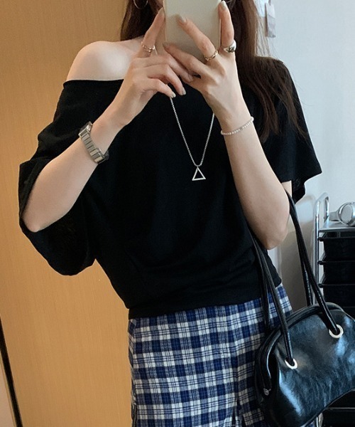 deux amour(ドゥーザムール)の「ラグランスリーブワンショルダーTシャツ(Tシャツ/カットソー・レディース・グレー/ブラック/ホワイト/ブルー・FREE)」の3枚目の写真