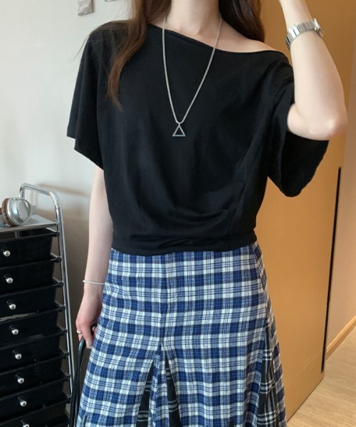 deux amour(ドゥーザムール)の「ラグランスリーブワンショルダーTシャツ(Tシャツ/カットソー・レディース・グレー/ブラック/ホワイト/ブルー・FREE)」の5枚目の写真