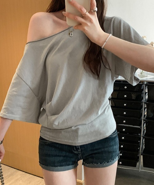 deux amour(ドゥーザムール)の「ラグランスリーブワンショルダーTシャツ(Tシャツ/カットソー・レディース・グレー/ブラック/ホワイト/ブルー・FREE)」の19枚目の写真