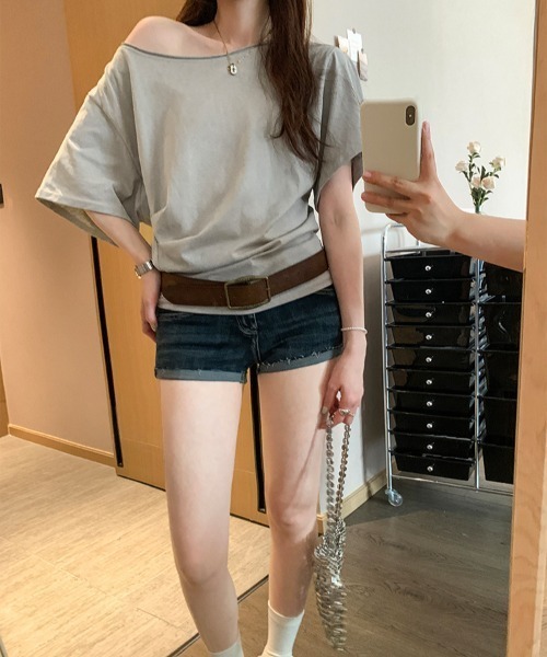 deux amour(ドゥーザムール)の「ラグランスリーブワンショルダーTシャツ(Tシャツ/カットソー・レディース・グレー/ブラック/ホワイト/ブルー・FREE)」の17枚目の写真