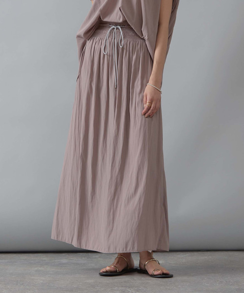 Liesse（リエス）の「シャーリングナロースカート（スカート・レディース・ブラウン/グレイッシュベージュ・FREE）」の2枚目の写真