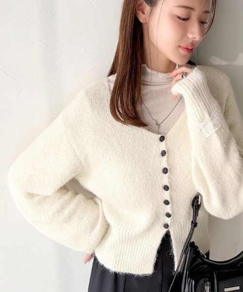 mily bilet（ミウィビレット）の「【mily bilet】愛らしさ100％。レースネーム付きくるみボタンミックスニットカーディガン（長袖）（カーディガン/ボレロ・レディース・チャコールグレー/レッド/アイボリー/ベージュ・X-LARGE/SMALL/MEDIUM/LARGE）」の2枚目の写真