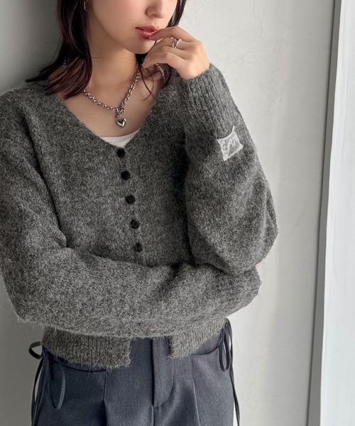 mily bilet（ミウィビレット）の「【mily bilet】愛らしさ100％。レースネーム付きくるみボタンミックスニットカーディガン（長袖）（カーディガン/ボレロ・レディース・チャコールグレー/レッド/アイボリー/ベージュ・X-LARGE/SMALL/MEDIUM/LARGE）」の5枚目の写真