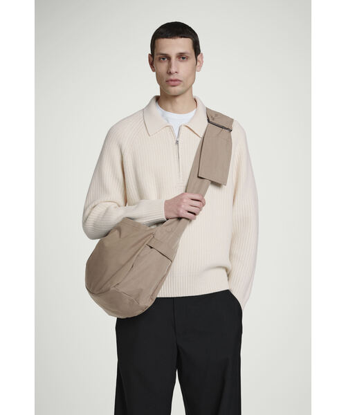 スラウチークロスボディバッグ - ナイロン